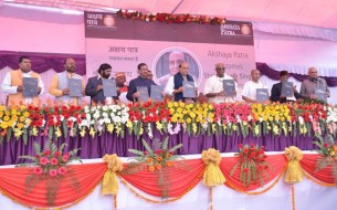 All dignitaries joining Sri Rajnath Singh, Minister of Home Affairs, on stage in unveiling Akshaya Patra’s Annual Report 2014-15.