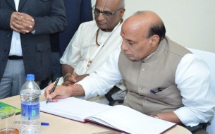 Sri Rajnath Singh, Minister of Home Affairs, signing the visitor’s book at the Lucknow kitchen.