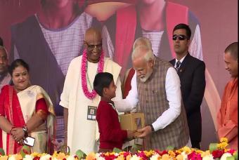 A child presents the Prime Minister with a ‘3 Billion Meals’ memento